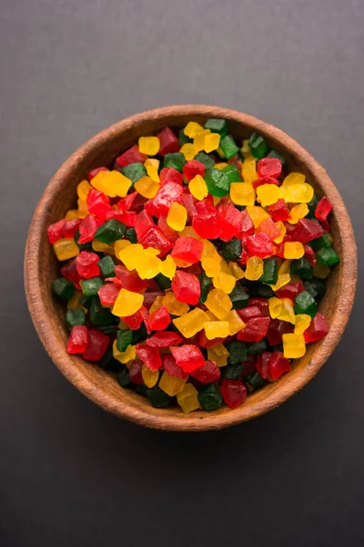 Dulces de frutas dulces también conocen como tutti-frutti, frutas enlatadas servidas en tazones blancos, generalmente utilizadas en paan masala en la India o como coberturas en pasteles o dulces — Foto de Stock