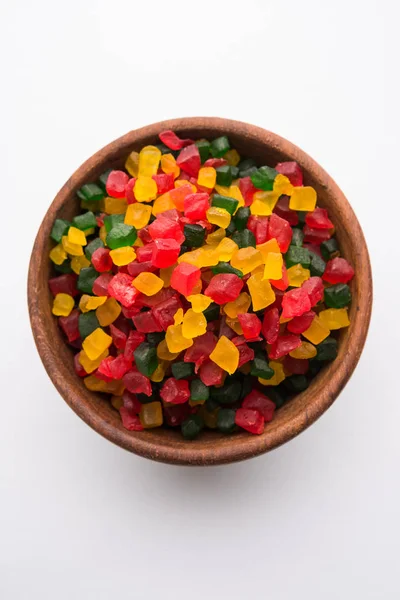 Dulces de frutas dulces también conocen como tutti-frutti, frutas enlatadas servidas en tazones blancos, generalmente utilizadas en paan masala en la India o como coberturas en pasteles o dulces — Foto de Stock