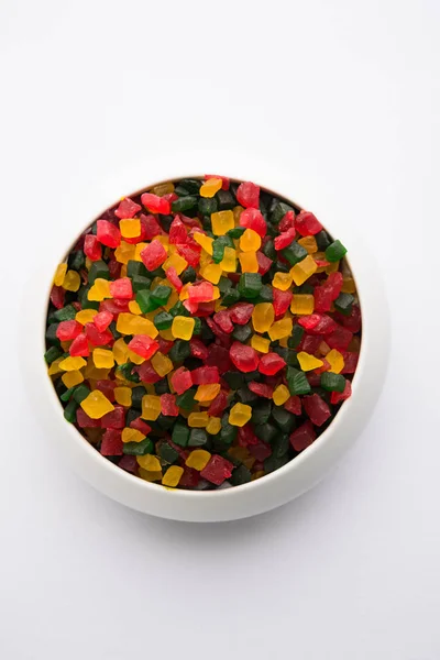 Dulces de frutas dulces también conocen como tutti-frutti, frutas enlatadas servidas en tazones blancos, generalmente utilizadas en paan masala en la India o como coberturas en pasteles o dulces — Foto de Stock