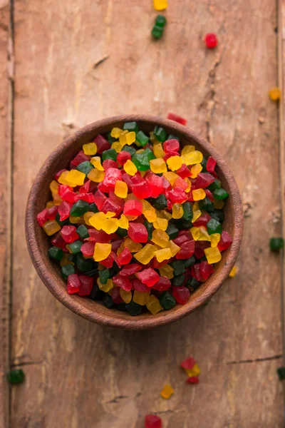 Süße Fruchtbonbons auch als tutti-frutti bekannt, kandierte Früchte, die in weißen Schalen serviert werden und normalerweise in Masala Paan in Indien oder als Belag in Kuchen oder Süßigkeiten verwendet werden — Stockfoto