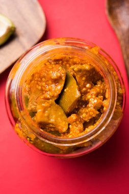 Ev yapımı Mango turşusu veya aam ka achar ya da achaar cam kavanoza, seçici odak