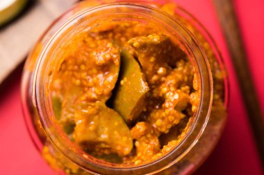 Ev yapımı Mango turşusu veya aam ka achar ya da achaar cam kavanoza, seçici odak