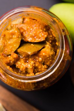 Ev yapımı Mango turşusu veya aam ka achar ya da achaar cam kavanoza, seçici odak