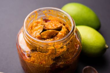 Ev yapımı Mango turşusu veya aam ka achar ya da achaar cam kavanoza, seçici odak