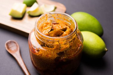 Ev yapımı Mango turşusu veya aam ka achar ya da achaar cam kavanoza, seçici odak