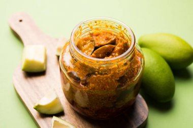 Ev yapımı Mango turşusu veya aam ka achar ya da achaar cam kavanoza, seçici odak