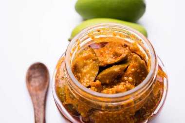 Ev yapımı Mango turşusu veya aam ka achar ya da achaar cam kavanoza, seçici odak