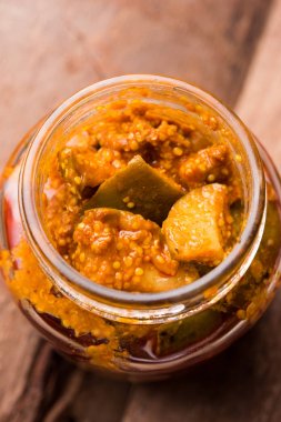 Ev yapımı Mango turşusu veya aam ka achar ya da achaar cam kavanoza, seçici odak