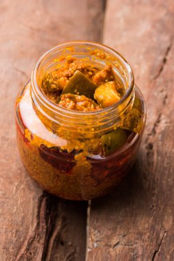 Ev yapımı Mango turşusu veya aam ka achar ya da achaar cam kavanoza, seçici odak