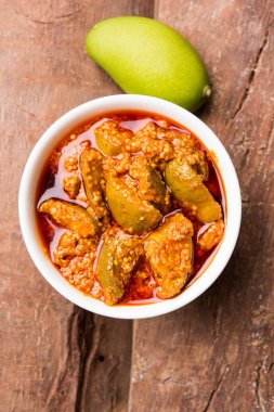 Ev yapımı Mango turşusu veya aam ka achar veya achaar beyaz kase, seçici odak