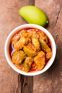 Ev yapımı Mango turşusu veya aam ka achar veya achaar beyaz kase, seçici odak
