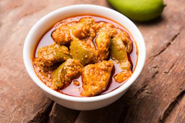 Ev yapımı Mango turşusu veya aam ka achar veya achaar beyaz kase, seçici odak