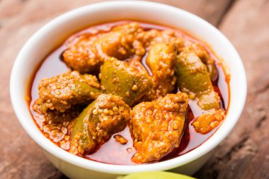 Ev yapımı Mango turşusu veya aam ka achar veya achaar beyaz kase, seçici odak