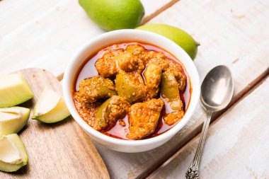 Ev yapımı Mango turşusu veya aam ka achar veya achaar beyaz kase, seçici odak