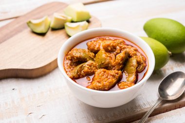 Ev yapımı Mango turşusu veya aam ka achar veya achaar beyaz kase, seçici odak