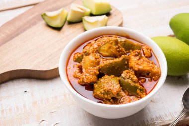 Ev yapımı Mango turşusu veya aam ka achar veya achaar beyaz kase, seçici odak