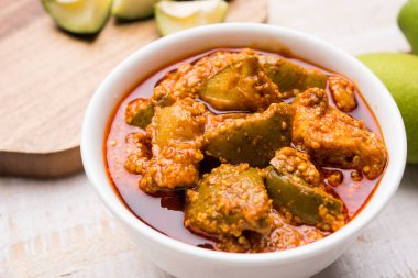 Ev yapımı Mango turşusu veya aam ka achar veya achaar beyaz kase, seçici odak
