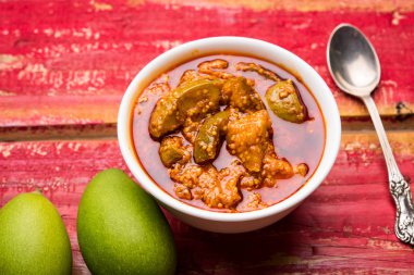 Ev yapımı Mango turşusu veya aam ka achar veya achaar beyaz kase, seçici odak