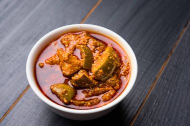 Ev yapımı Mango turşusu veya aam ka achar veya achaar beyaz kase, seçici odak