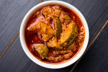 Ev yapımı Mango turşusu veya aam ka achar veya achaar beyaz kase, seçici odak