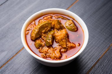 Ev yapımı Mango turşusu veya aam ka achar veya achaar beyaz kase, seçici odak
