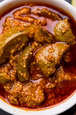 Ev yapımı Mango turşusu veya aam ka achar veya achaar beyaz kase, seçici odak