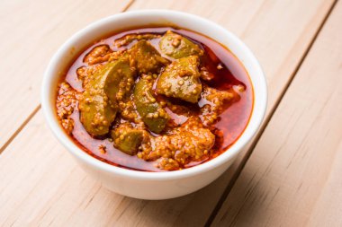 Ev yapımı Mango turşusu veya aam ka achar veya achaar beyaz kase, seçici odak