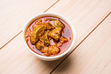 Ev yapımı Mango turşusu veya aam ka achar veya achaar beyaz kase, seçici odak