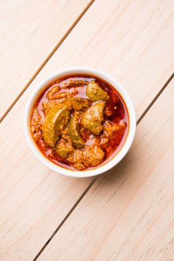 Ev yapımı Mango turşusu veya aam ka achar veya achaar beyaz kase, seçici odak