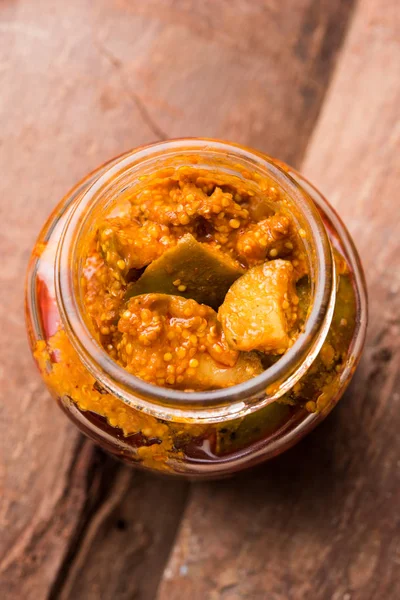 Ev yapımı Mango turşusu veya aam ka achar ya da achaar cam kavanoza, seçici odak