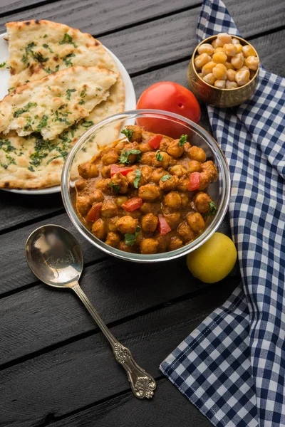 Kryddig chick ärtor curry eller Chola Masala eller Chana Masala eller chole bhature eller choley garnerad med skivad lök och grön koriander blad, selektivt fokus — Stockfoto