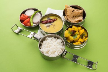 Hint tipik paslanmaz çelik öğle yemeği kutusu veya tiffin chapati gibi Kuzey Hint veya maharashtrian yemek menüsü ile / / roti, dal tadka, beyaz pirinç ve aloo / patates sabji / gobi veya karnabahar sabji salatası ile