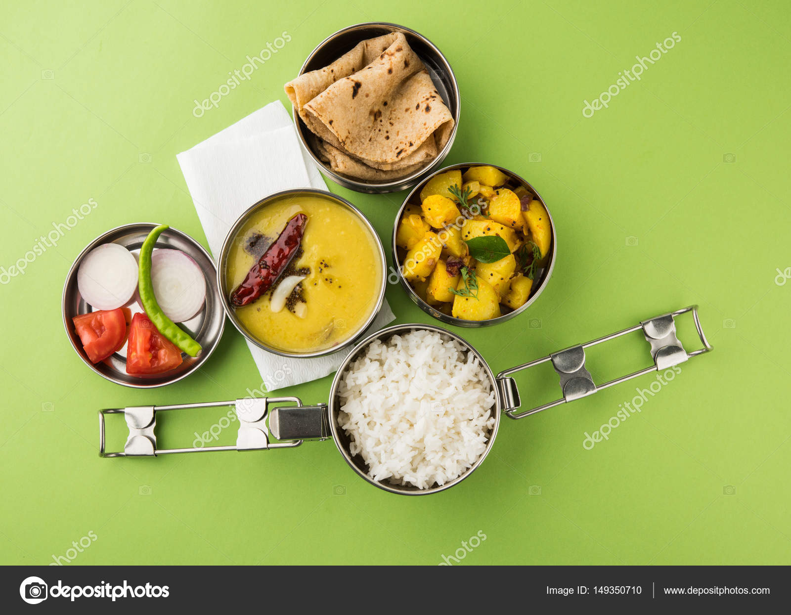 Indisch typische Edelstahl Lunchbox oder Tiffin mit nordindischen oder ...