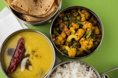   Download önizleme Hint tipik paslanmaz çelik öğle yemeği kutusu veya tiffin chapati gibi Kuzey Hint veya maharashtrian yemek menüsü ile kaydetme / / roti, dal tadka, beyaz pirinç ve aloo / patates sabji / gobi veya karnabahar sabji salatası ile