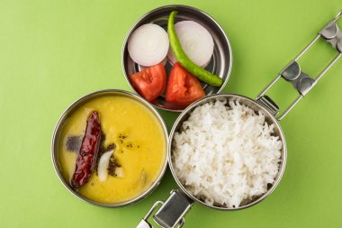   Download önizleme Hint tipik paslanmaz çelik öğle yemeği kutusu veya tiffin chapati gibi Kuzey Hint veya maharashtrian yemek menüsü ile kaydetme / / roti, dal tadka, beyaz pirinç ve aloo / patates sabji / gobi veya karnabahar sabji salatası ile