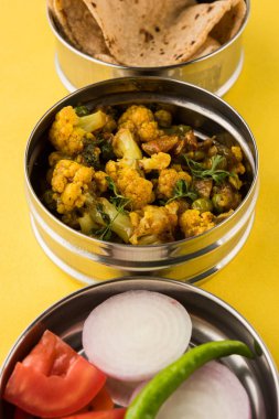   Download önizleme Hint tipik paslanmaz çelik öğle yemeği kutusu veya tiffin chapati gibi Kuzey Hint veya maharashtrian yemek menüsü ile kaydetme / / roti, dal tadka, beyaz pirinç ve aloo / patates sabji / gobi veya karnabahar sabji salatası ile