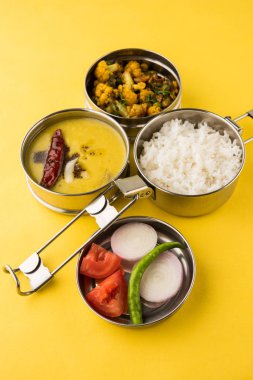   Download önizleme Hint tipik paslanmaz çelik öğle yemeği kutusu veya tiffin chapati gibi Kuzey Hint veya maharashtrian yemek menüsü ile kaydetme / / roti, dal tadka, beyaz pirinç ve aloo / patates sabji / gobi veya karnabahar sabji salatası ile