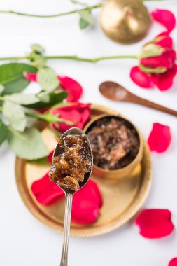 Gulkand, Gulqand olarak da bilinir, gül yaprakları genellikle paan masala çiğneme kullanılan Hindistan'da popüler bir tatlı korumak olduğunu