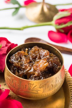 Gulkand, Gulqand olarak da bilinir, gül yaprakları genellikle paan masala çiğneme kullanılan Hindistan'da popüler bir tatlı korumak olduğunu