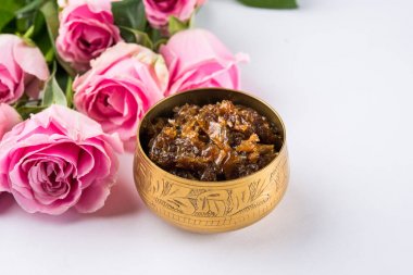 Gulkand, Gulqand olarak da bilinir, gül yaprakları genellikle paan masala çiğneme kullanılan Hindistan'da popüler bir tatlı korumak olduğunu