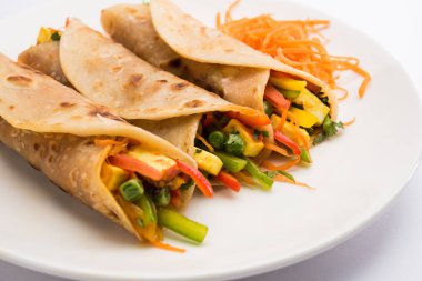 Hint popüler snack gıda sebze böreği denilen veya sebze rulo veya sebze franky paneer veya süzme peynir ve sebze kullanılarak yapılan paratha/Çapati/roti domates ketçap ile içinde sarılmış