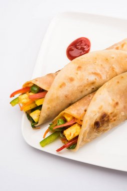 Hint popüler snack gıda sebze böreği denilen veya sebze rulo veya sebze franky paneer veya süzme peynir ve sebze kullanılarak yapılan paratha/Çapati/roti domates ketçap ile içinde sarılmış