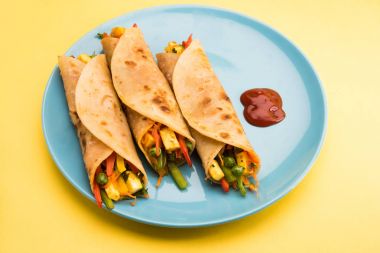 Hint popüler snack gıda sebze böreği denilen veya sebze rulo veya sebze franky paneer veya süzme peynir ve sebze kullanılarak yapılan paratha/Çapati/roti domates ketçap ile içinde sarılmış