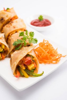 Hint popüler snack gıda sebze böreği denilen veya sebze rulo veya sebze franky paneer veya süzme peynir ve sebze kullanılarak yapılan paratha/Çapati/roti domates ketçap ile içinde sarılmış