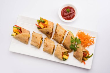 Hint popüler snack gıda sebze böreği denilen veya sebze rulo veya sebze franky paneer veya süzme peynir ve sebze kullanılarak yapılan paratha/Çapati/roti domates ketçap ile içinde sarılmış