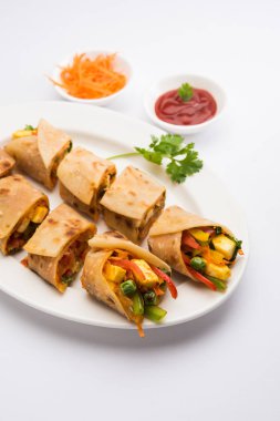 Hint popüler snack gıda sebze böreği denilen veya sebze rulo veya sebze franky paneer veya süzme peynir ve sebze kullanılarak yapılan paratha/Çapati/roti domates ketçap ile içinde sarılmış