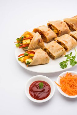 Hint popüler snack gıda sebze böreği denilen veya sebze rulo veya sebze franky paneer veya süzme peynir ve sebze kullanılarak yapılan paratha/Çapati/roti domates ketçap ile içinde sarılmış