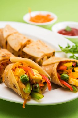 Hint popüler snack gıda sebze böreği denilen veya sebze rulo veya sebze franky paneer veya süzme peynir ve sebze kullanılarak yapılan paratha/Çapati/roti domates ketçap ile içinde sarılmış