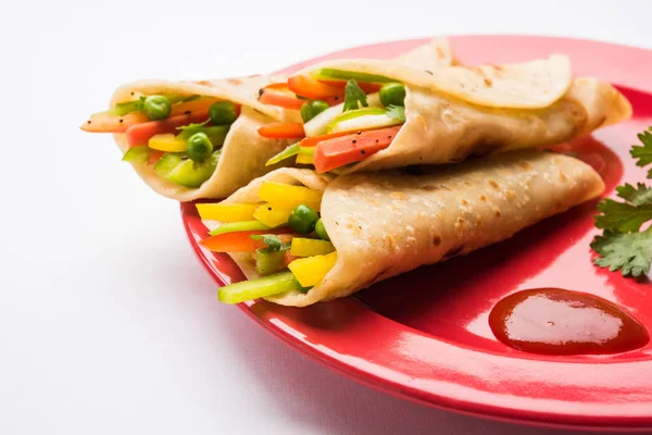 Indian popular snack food called Vegetable spring rolls or veg franky made using vegetables wrapped inside paratha/chapati/roti with tomato ketchup — Stock Photo, Image