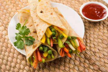 Sebze böreği denilen Hint popüler aperatifler veya sebze kullanılarak yapılan sebze franky içinde paratha/Çapati/roti domates ketçap ile sarılmış